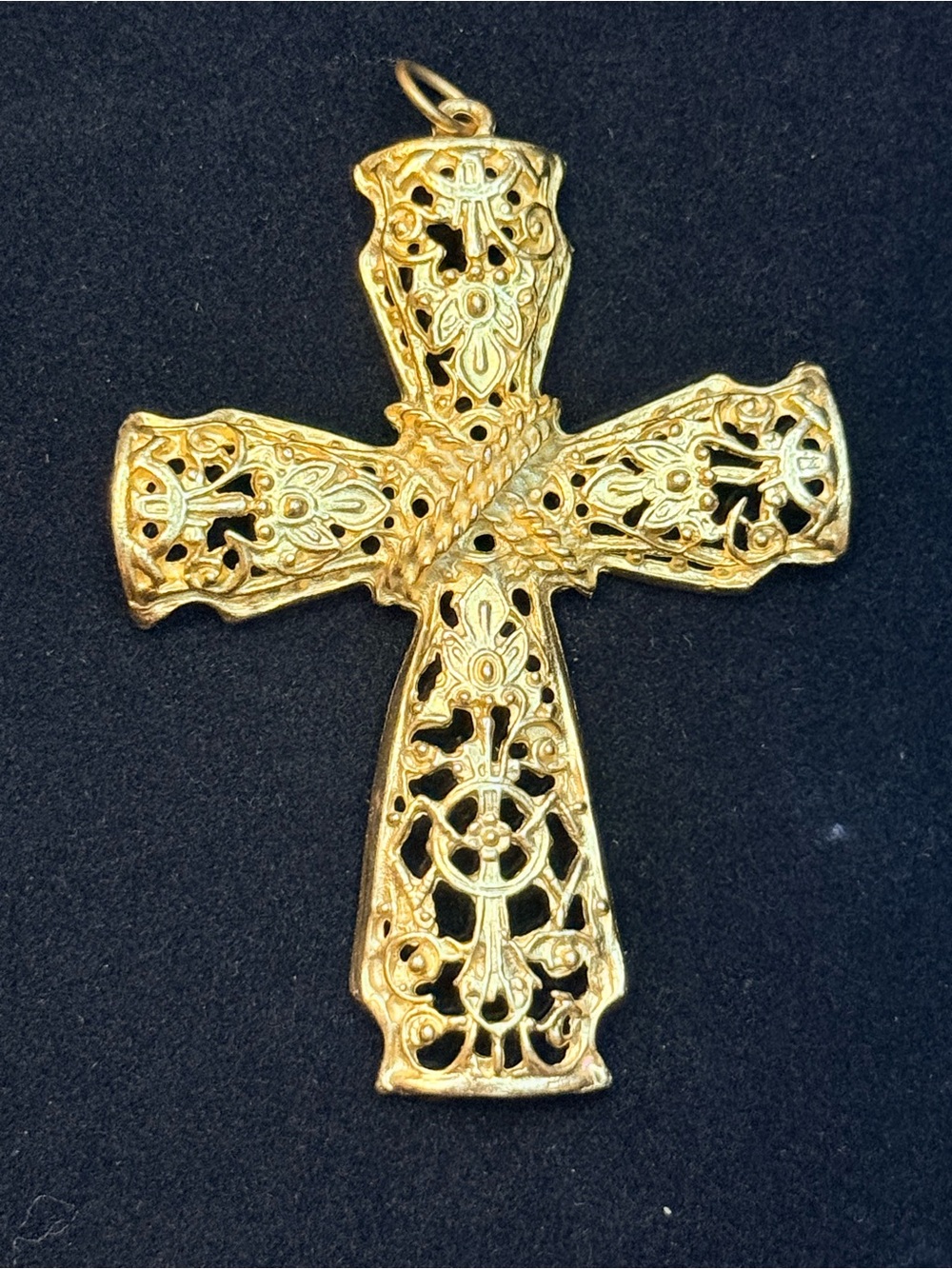 Large Filigree Cross Pendant with Beautiful Detauling in Gold - Picture 2 of 4